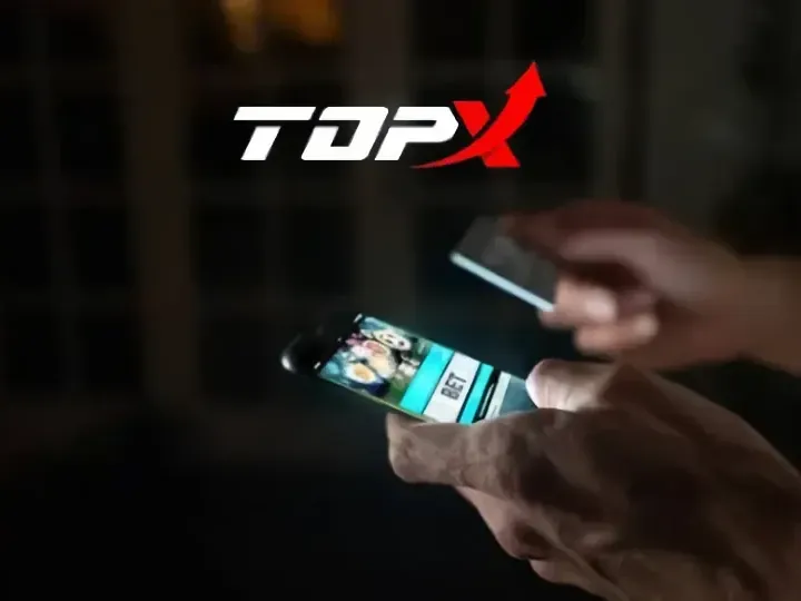 Mãos de um jogador com o celular, ilustração do pedido de saque na TopX