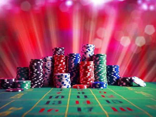 Fichas de cassino em pilhas, ilustração das moedas de saque disponíveis na TopX