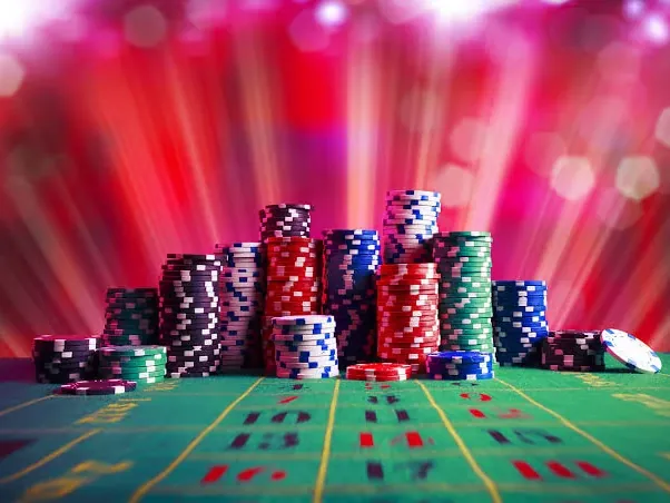 Fichas de cassino empilhadas, ilustração do saque em USDT na TopX